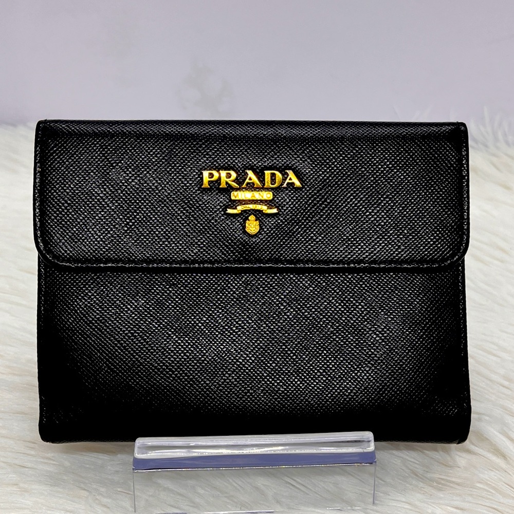 Pre-owned Prada saffiano leather wallet